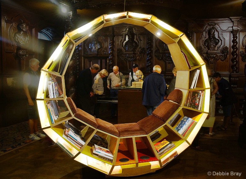 Illuminated circular bookcase