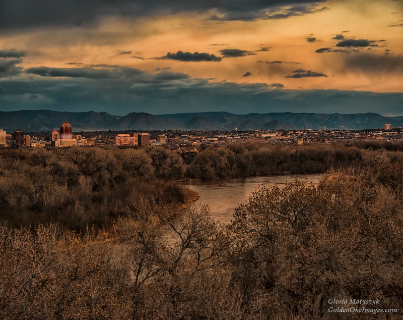 Albuquerque just after sunset. Note Rio Grande . - ID: 15094110 © Gloria Matyszyk