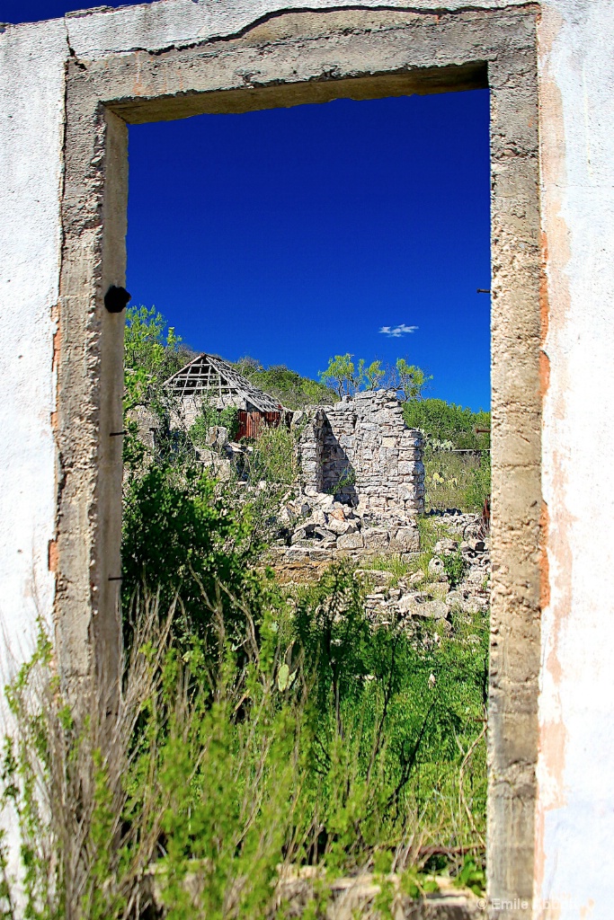 Framed Ruins - ID: 15133381 © Emile Abbott