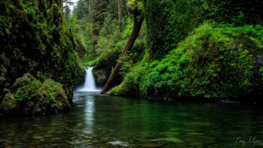 Punchbowl Falls - ID: 15147476 © Craig W. Myers