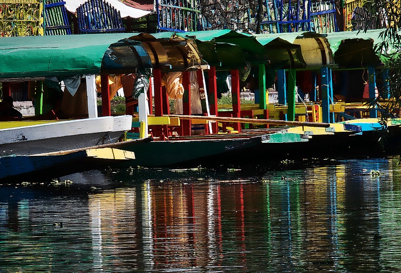 Trajineras and their colourful reflection