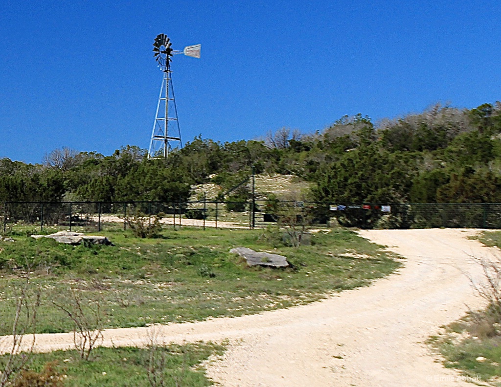 All Texas roads lead to windmills - ID: 15153349 © Emile Abbott