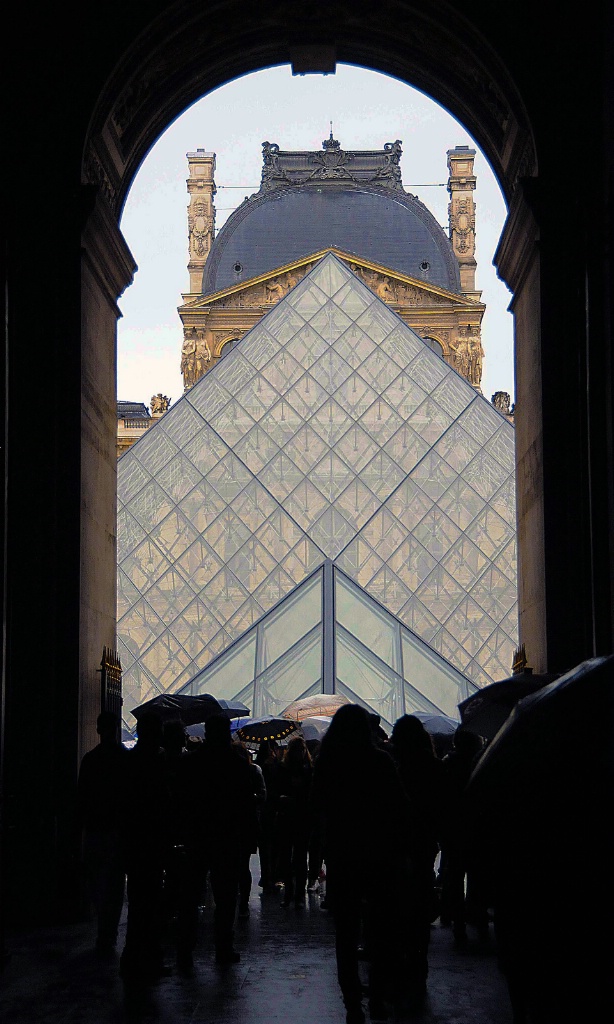 A rainy day at the Louvre - ID: 15161308 © William S. Briggs