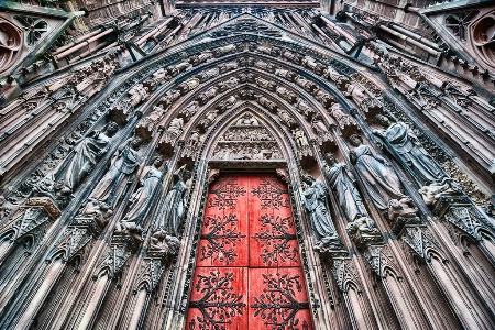 8 Ladies & Red Door