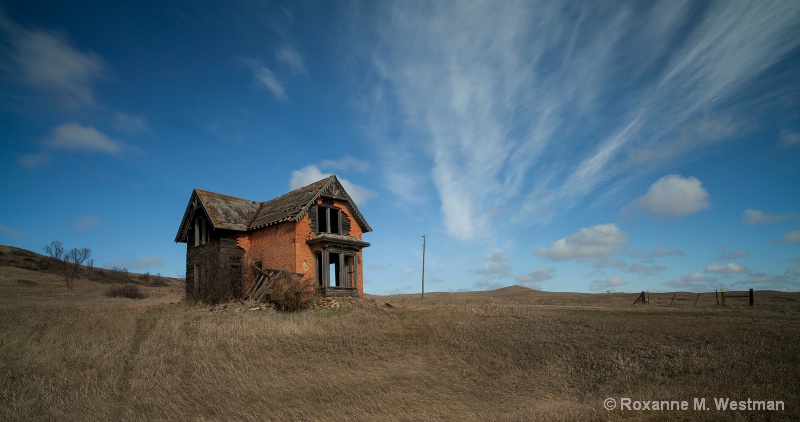 North Dakota abanondoned home on prarie