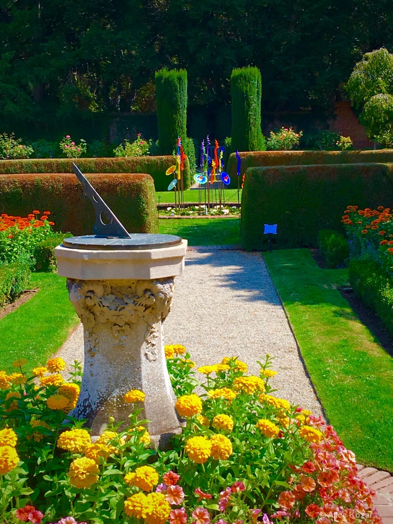 Filoli Sundial - ID: 15209950 © Alice Kozar