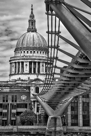 London Saint Paul and Bridge in Black and White
