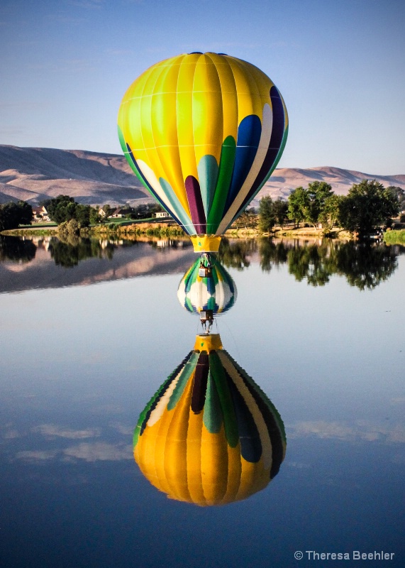 Classic Balloon Reflection - with a Twist - ID: 15217775 © Theresa Beehler