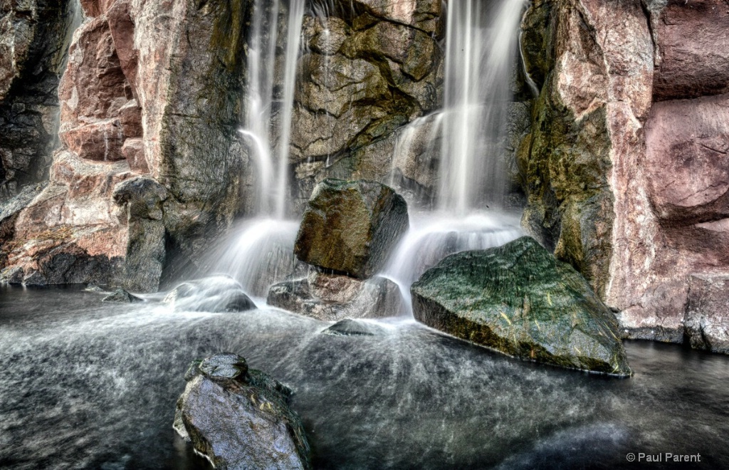 The small water falls - ID: 15254166 © paul parent
