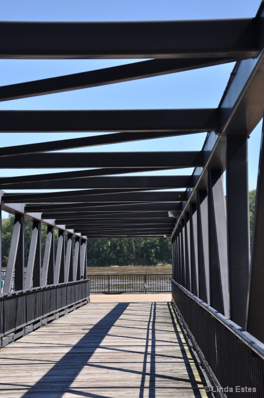 Crisscross Shadows - ID: 15273281 © Linda Estes