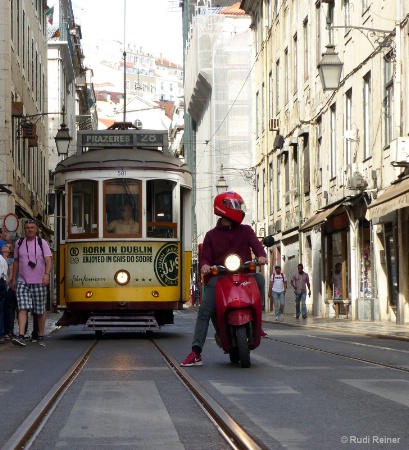 Crossing the street, Lisbon