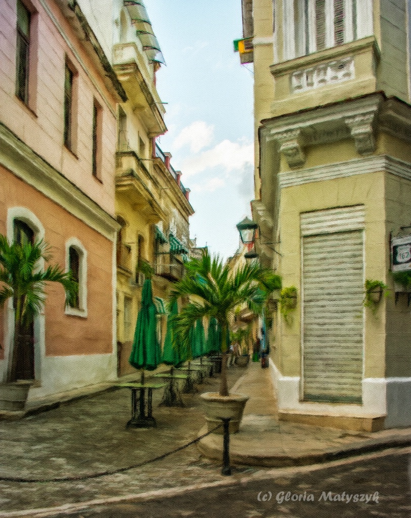 Alfresco restaurant before people arrive; Havana - ID: 15423607 © Gloria Matyszyk