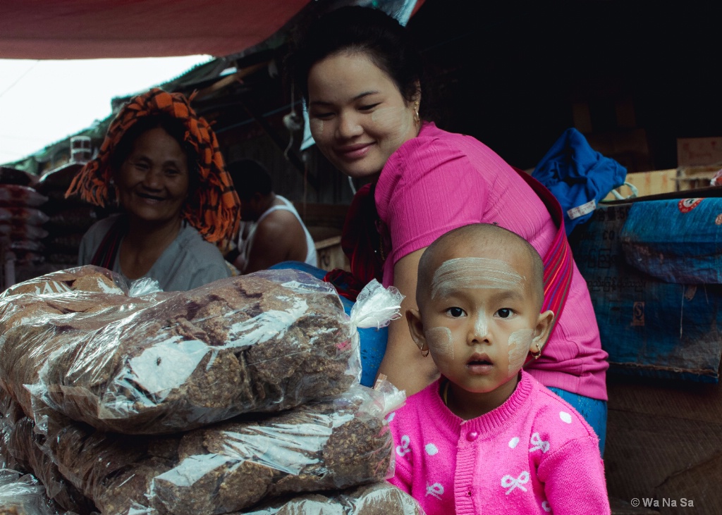 Paoh family at market
