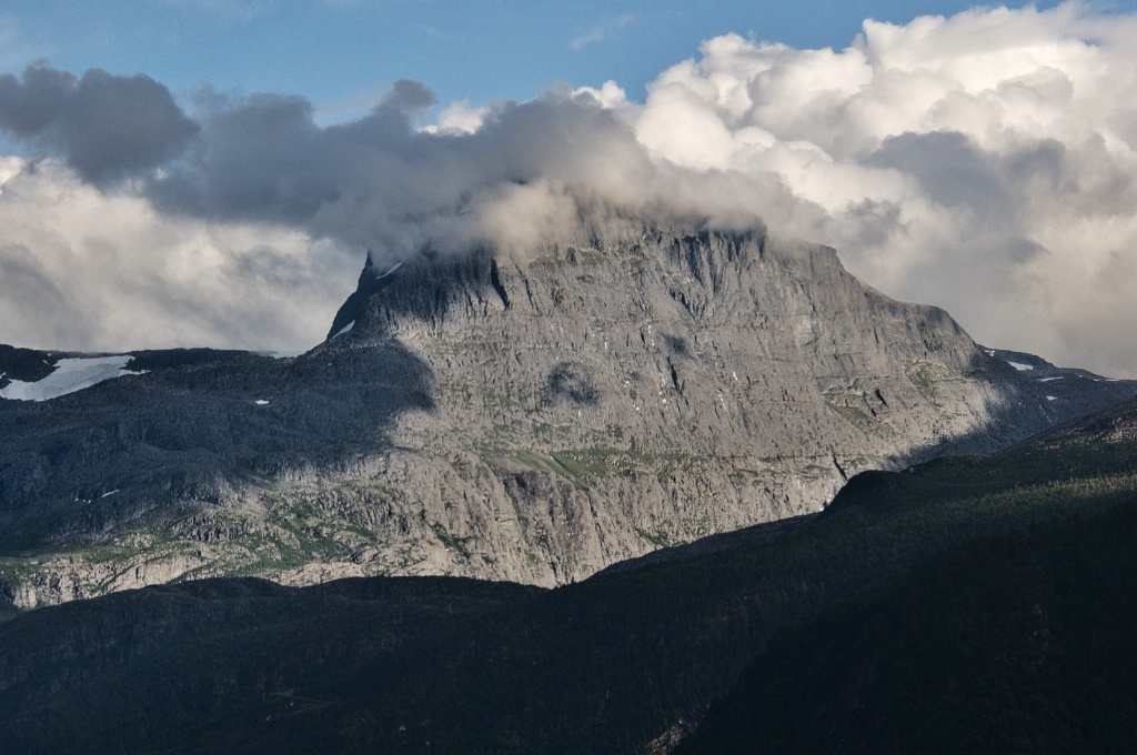 Clouds topping the Mountain