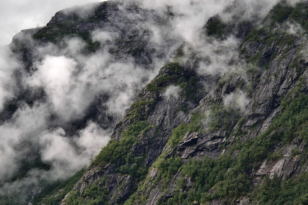 Mountain and Cloud - ID: 15468573 © David Resnikoff