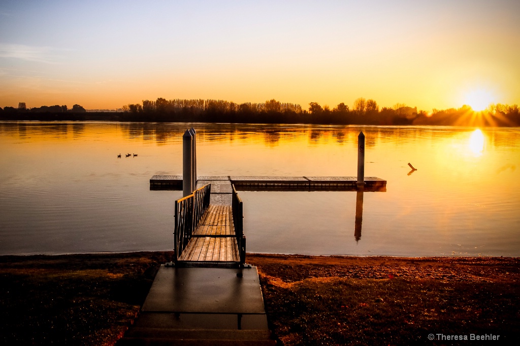 Sunrise - quiet - ID: 15473682 © Theresa Beehler