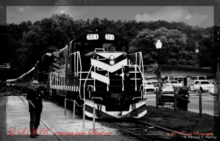 Great Smokey Mountain Railroad into station