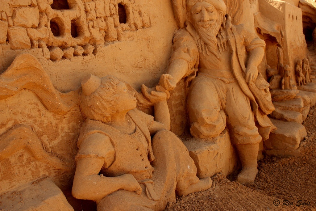 Sand Sculptures - Sorcerer Paying Alladin