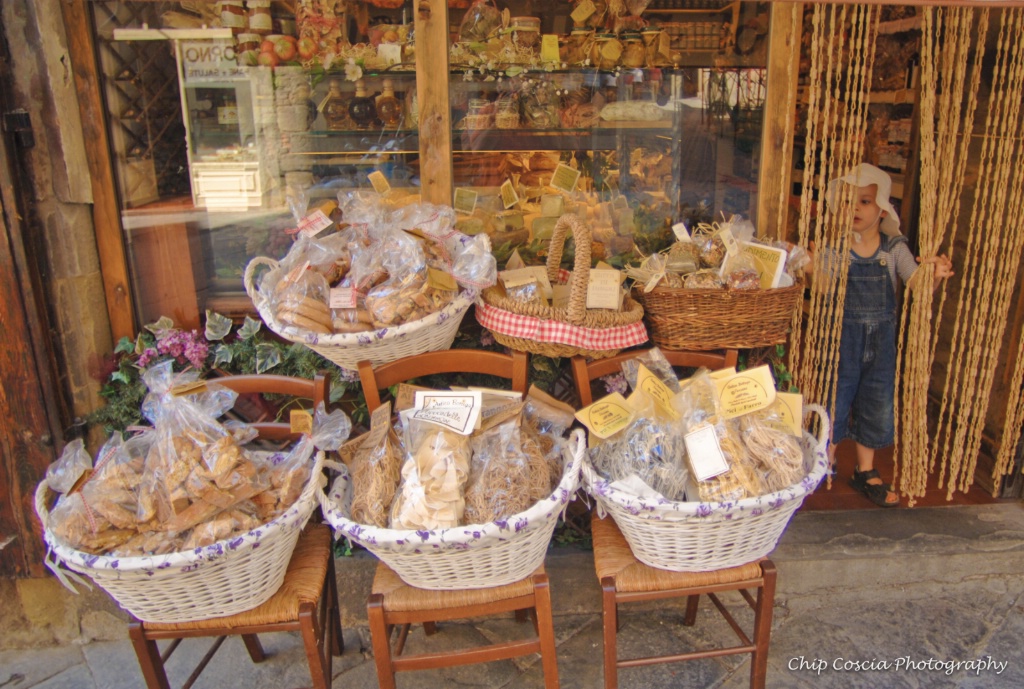 Food Store in Tuscany - ID: 15537157 © Chip Coscia