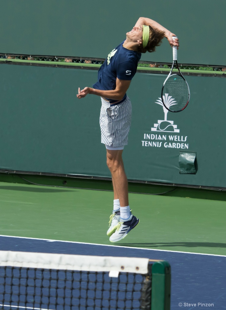 Zverev serving - ID: 15548011 © Steve Pinzon