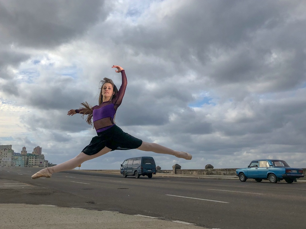 Ballerina performing a Sauter