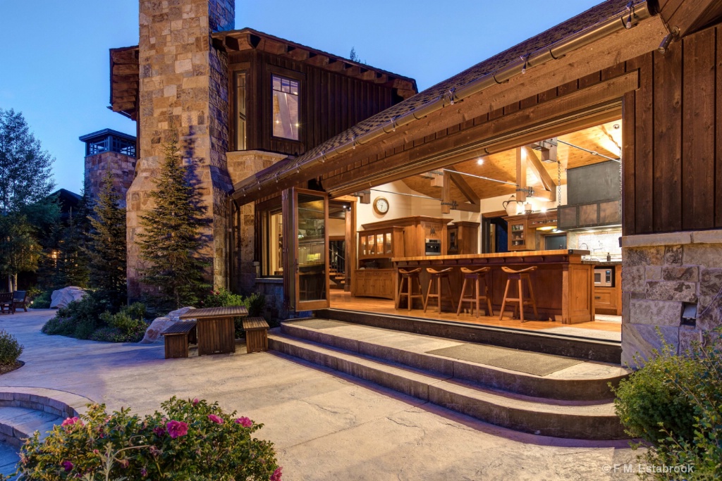 Real Estate 2018 393 - ID: 15578517 © F M. Estabrook
