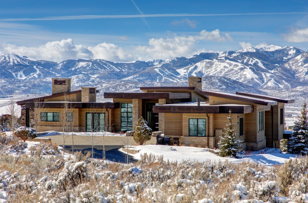 Real Estate 2018 396 - ID: 15578520 © F M. Estabrook