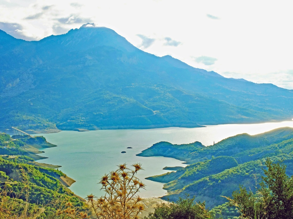 Lake's  panorama.