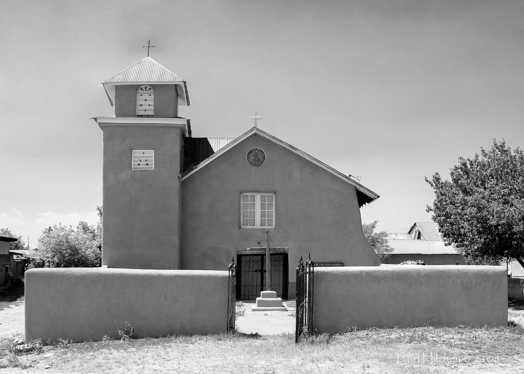 Churches on the high road to Taos - ID: 15616484 © Earl Hilchey