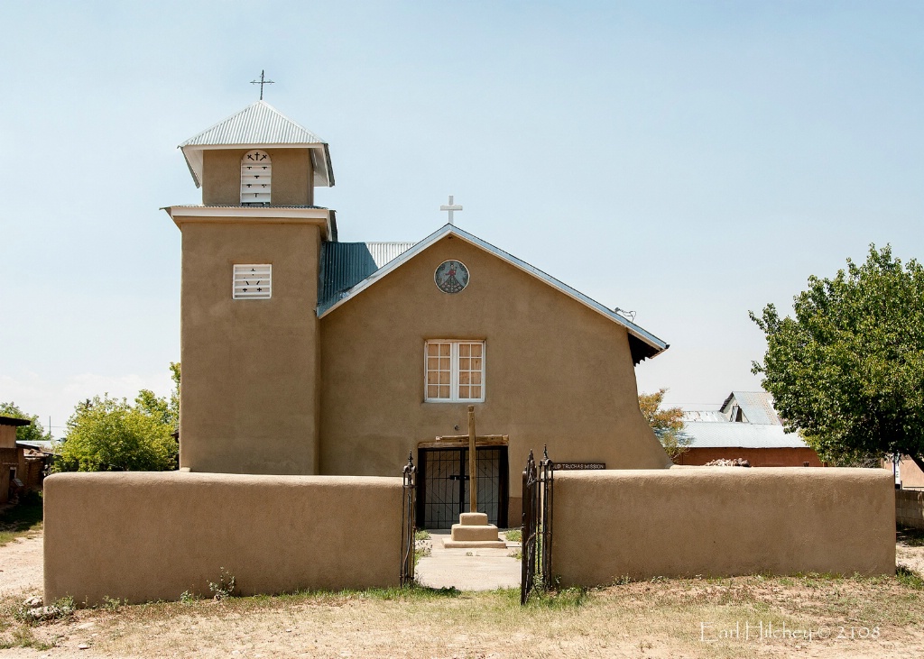 Churches on the high road to Taos - ID: 15616485 © Earl Hilchey