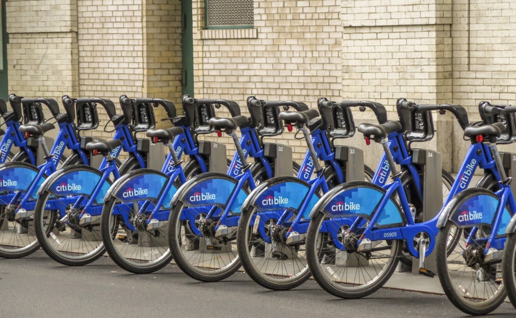 blue bicycle line up - ID: 15616727 © Nancy Auestad