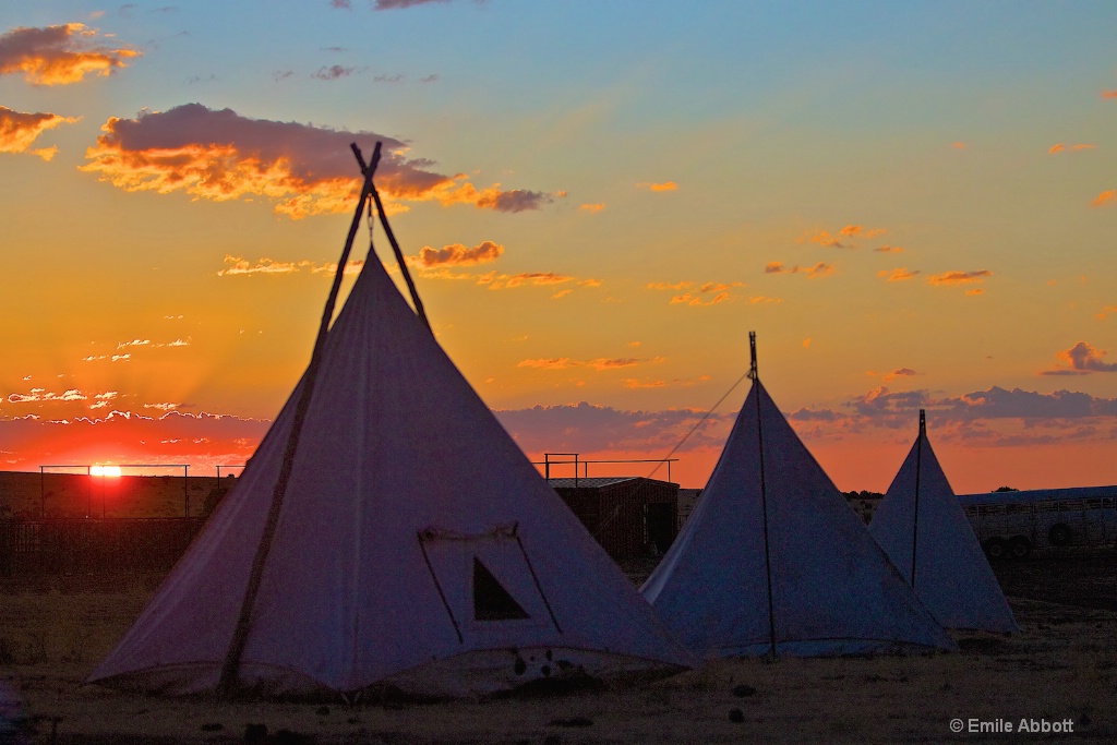 Dawn at the 06 ranch - ID: 15617990 © Emile Abbott