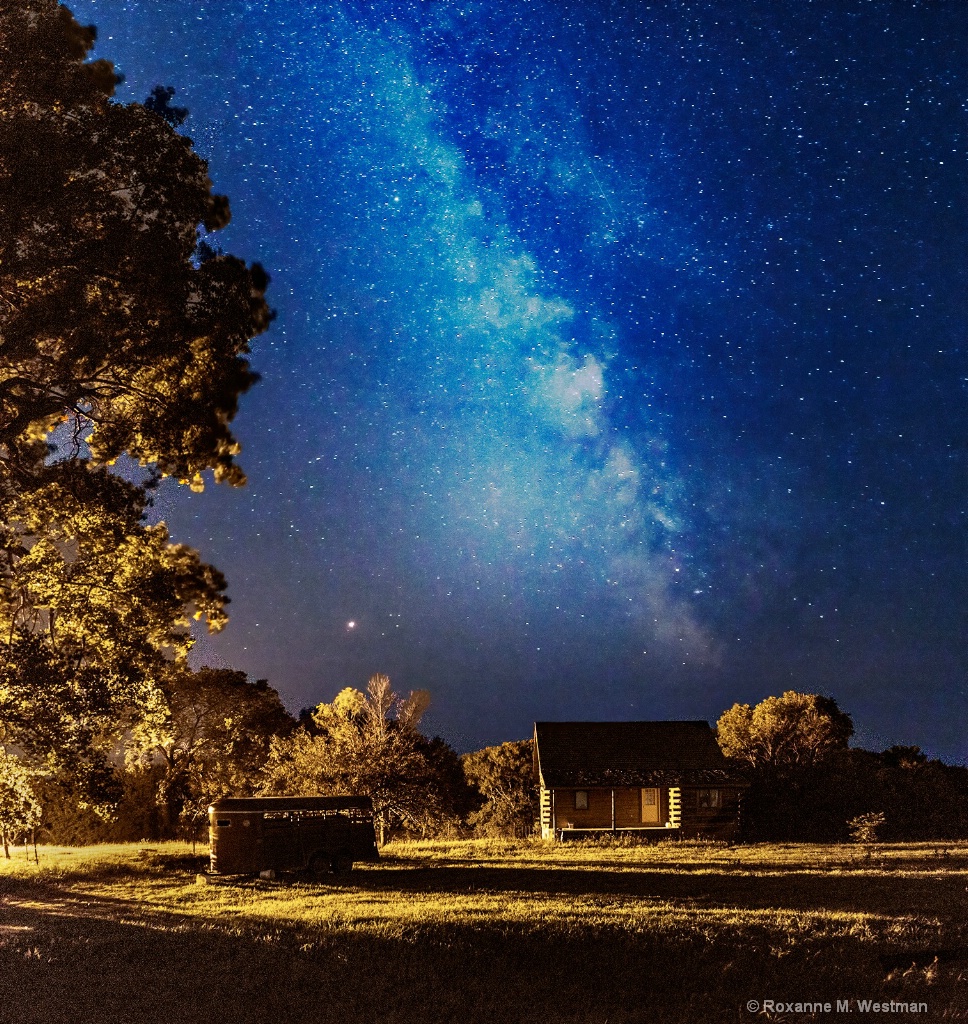 Milky way and cabin in the woods - ID: 15618029 © Roxanne M. Westman