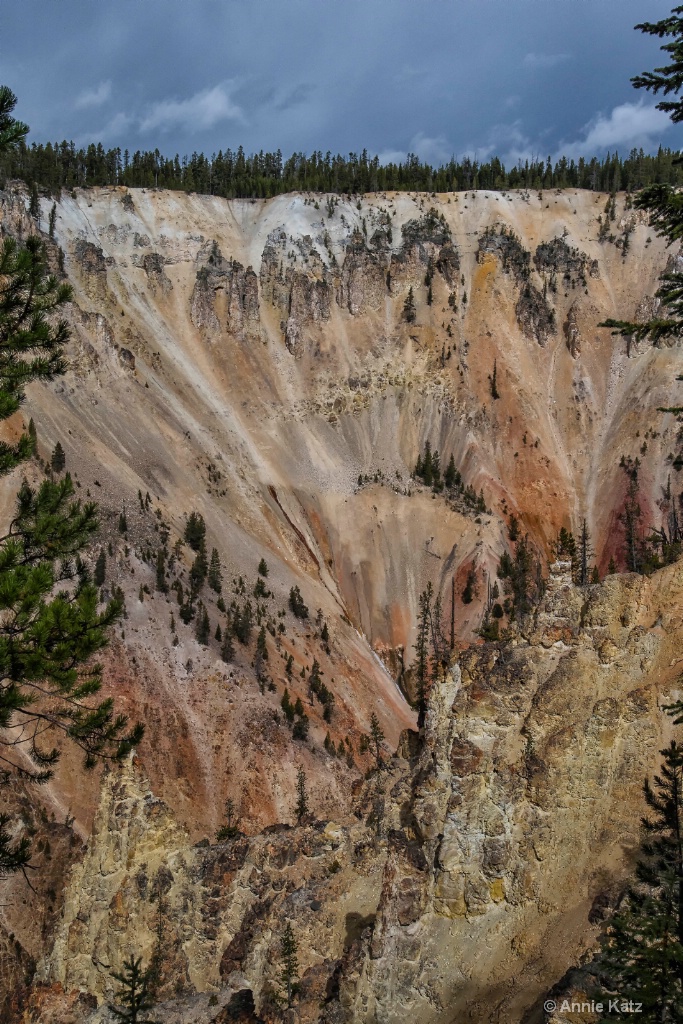 Yellowstone Canyon - ID: 15634491 © Annie Katz