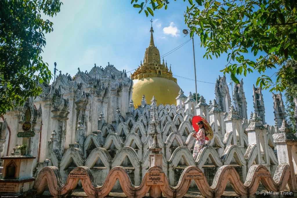 Beautiful Janpense Woman and pagoda