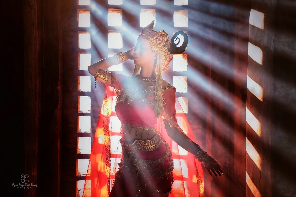 Lady in the rays
