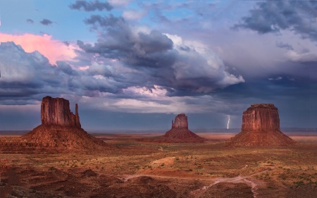 Lightning Across The Valley 