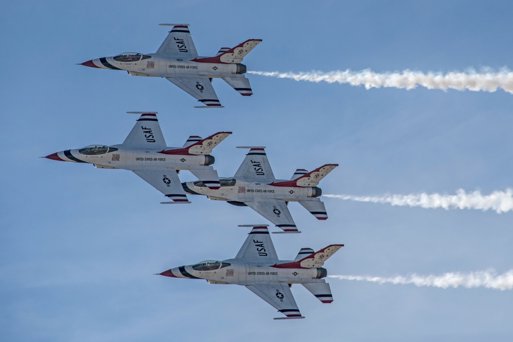 USAF Thunderbirds in F-16 Fighting Falcon